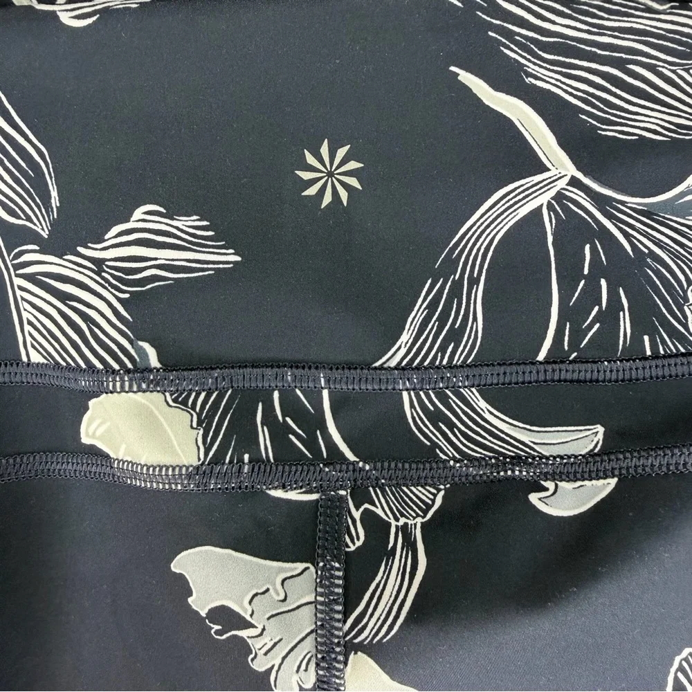 Athleta Sonic Capri Floral Print 7/8 Leggings Size Large Navy Blue High Rise - Picture 6 of 10